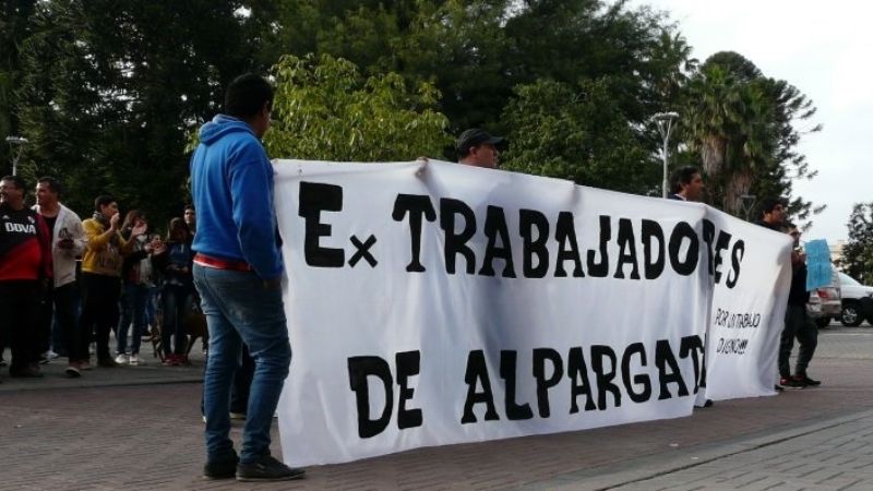 Despedidos de Alpargatas piden trabajo o becas