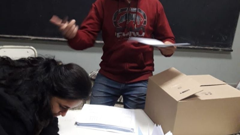 Alumnos de Teatro consiguieron y entregaron libretas estudiantiles