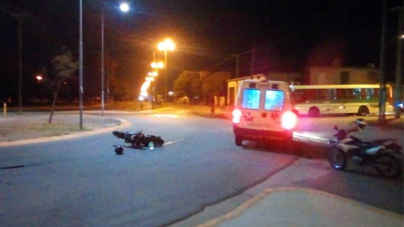 Una pareja se cayó de la moto y terminaron con heridas