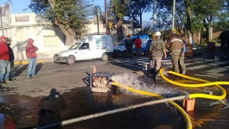 Barrios del norte sin agua por rotura de caño