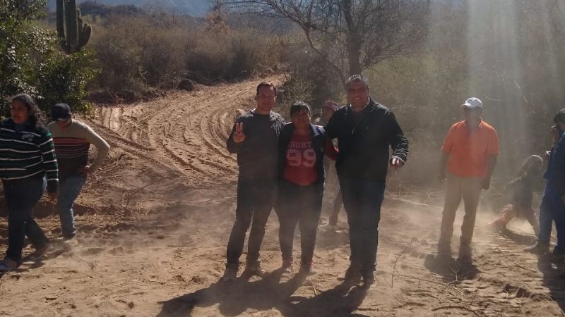 Candidato abrió un camino para una población que vivía aislada