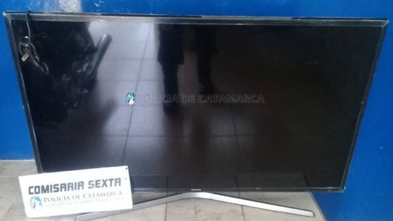 En moto, llevaban un televisor tapado con una frazada