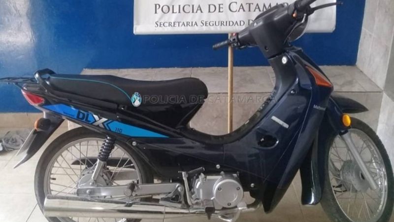 En moto, llevaban un televisor tapado con una frazada