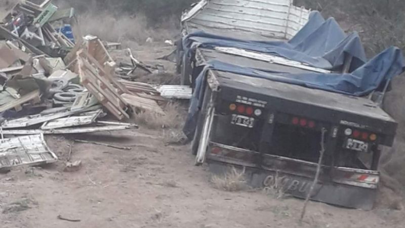 Ruta 60: un camionero murió tras volcar