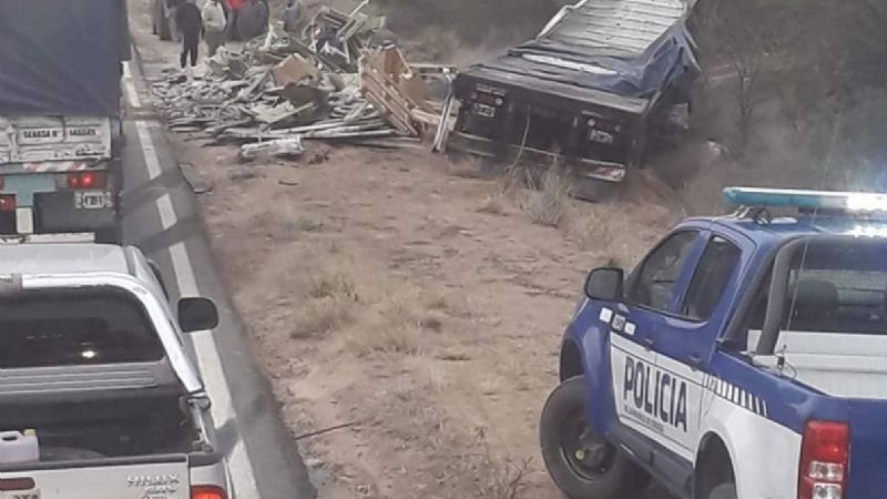 Ruta 60: un camionero murió tras volcar