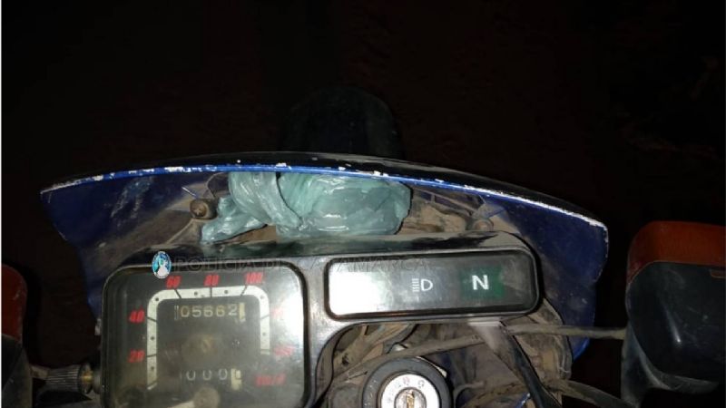 Quiso escapar por un camino de tierra con dinero y droga