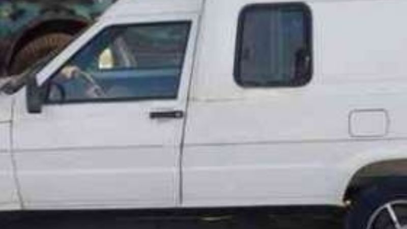 Desde hace cuatro meses, una camioneta está abandonada