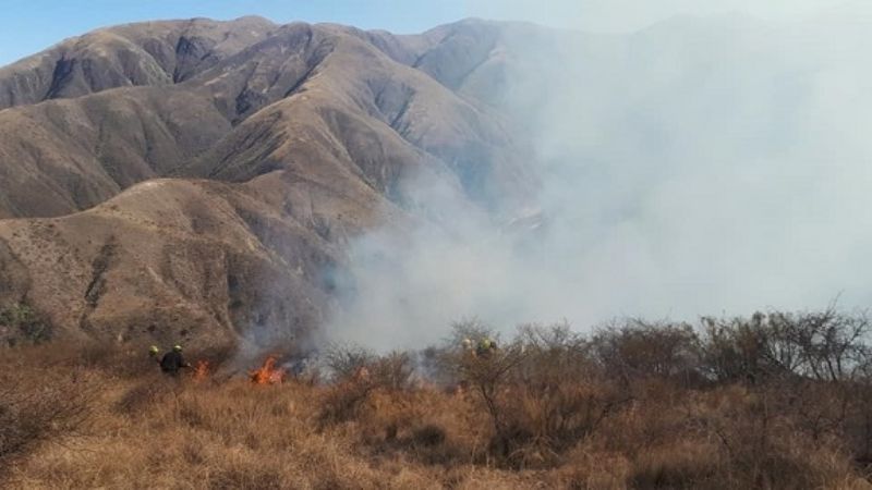 Alerta roja por un incendio forestal en Andalgalá