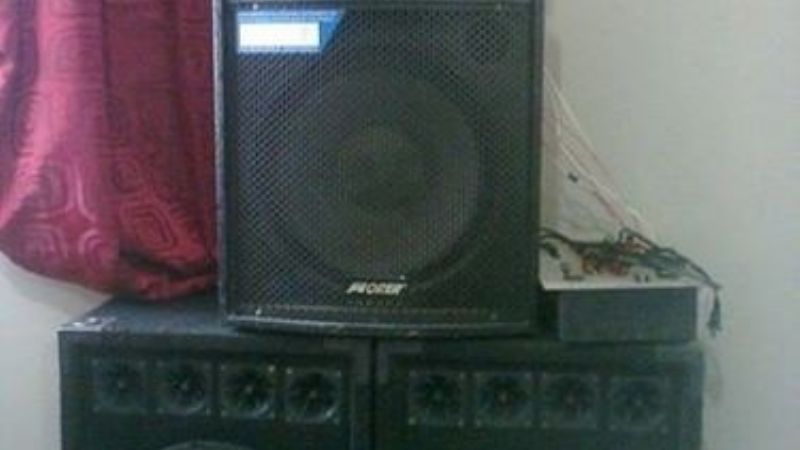 Escuchaba música a todo volumen y terminó en la comisaría