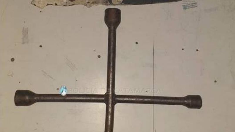 Sorprenden a dos jóvenes intentando robar la rueda de un auto