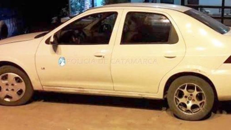 Lo detuvieron por llevar dos animales en el baúl