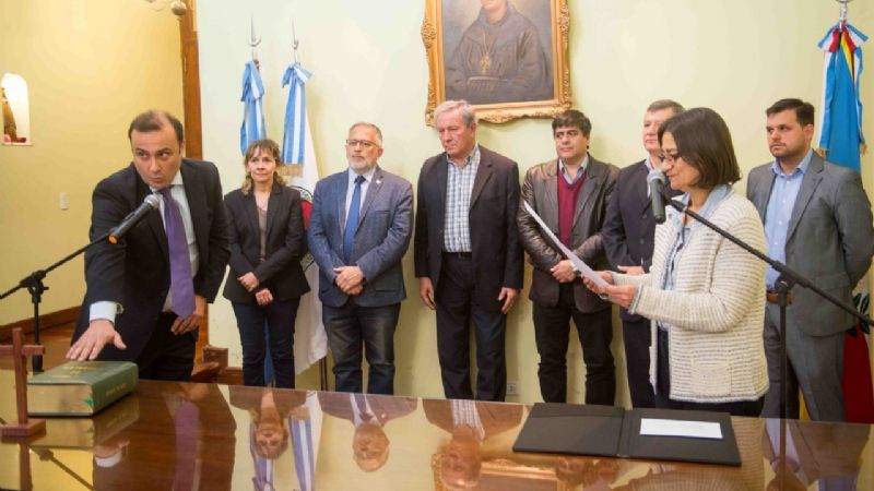 Lucía tomó juramento a nuevo funcionario