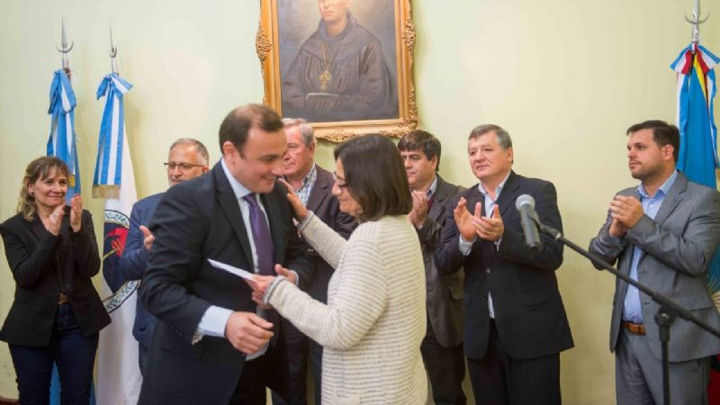 Lucía tomó juramento a nuevo funcionario