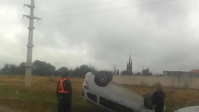 Vuelco en la curva del cementerio de Miraflores