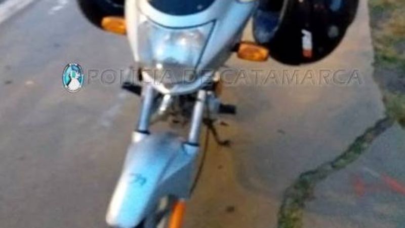 Asisten a un hombre y una mujer tras caer de la moto