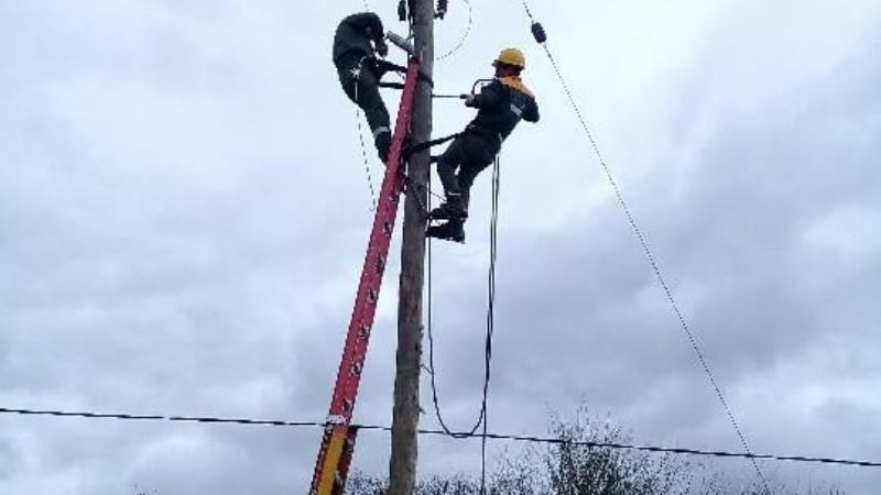 Una tarea nada fácil para operarios de la EC SAPEM