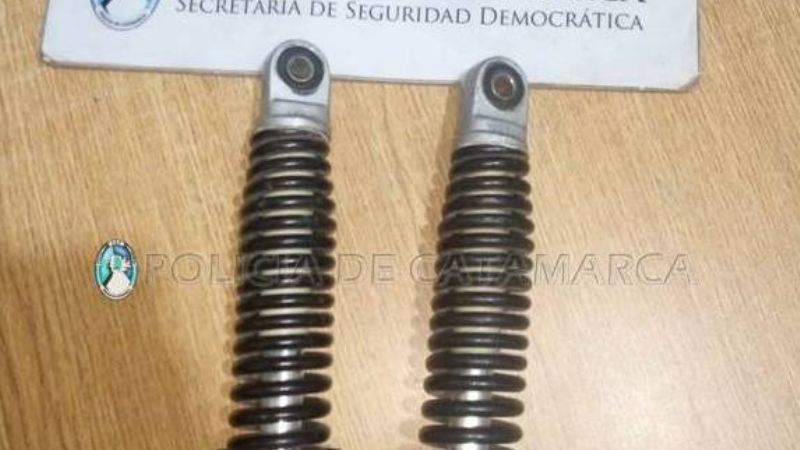 Sorprenden a dos jóvenes cuando vendían dos amortiguadores de moto