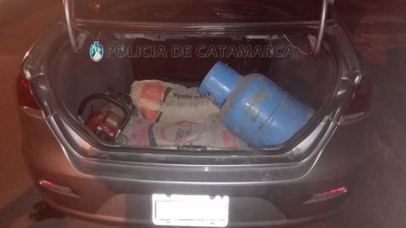 En un auto, llevaban para la venta elementos robados