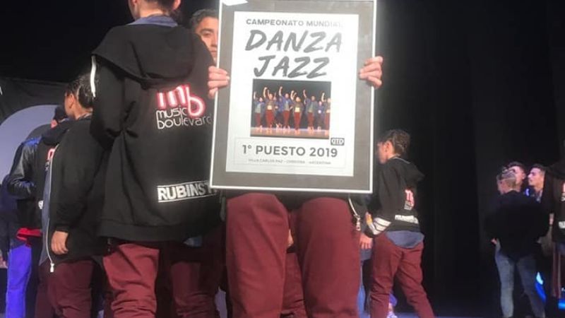 Bailarines catamarqueños premiados con medallas en certamen mundial