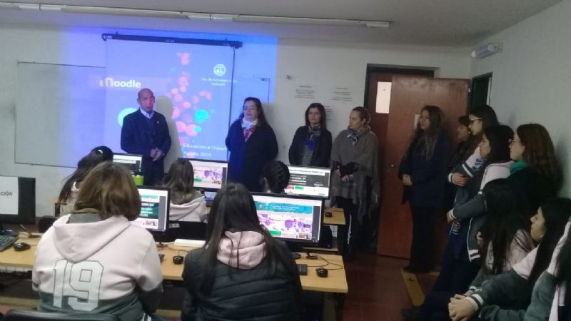 Alumnas del Cristo Rey visitaron el Instituto de Informática de la UNCA