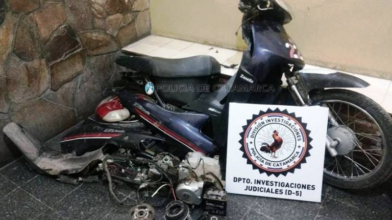 Recuperan una moto robada que estaba desarmada
