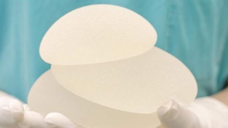 Prohíben el uso y venta de dos tipos de prótesis mamarias