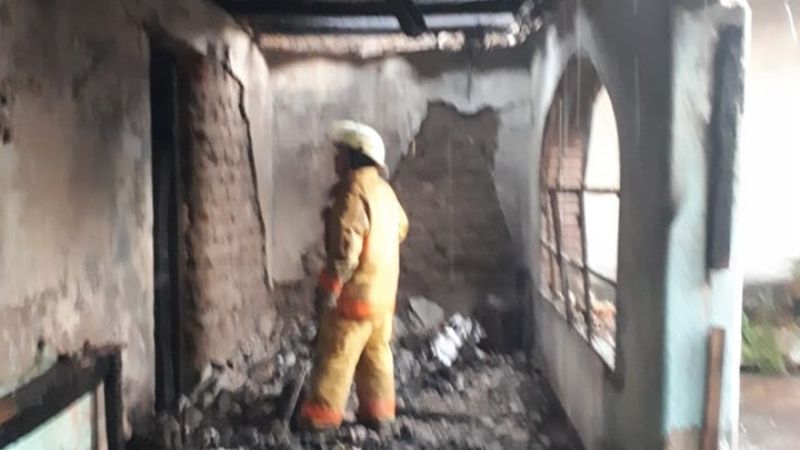 Se prendió fuego el techo cañizo en una casa