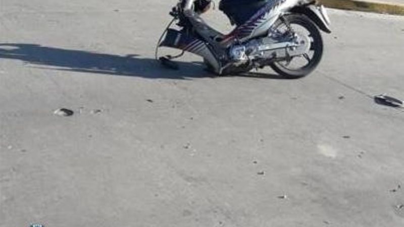 Conductor chocó a una joven en moto y se fugó