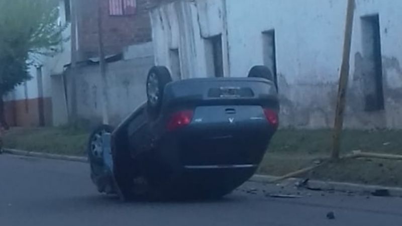 Un auto volcó en la ruta 41