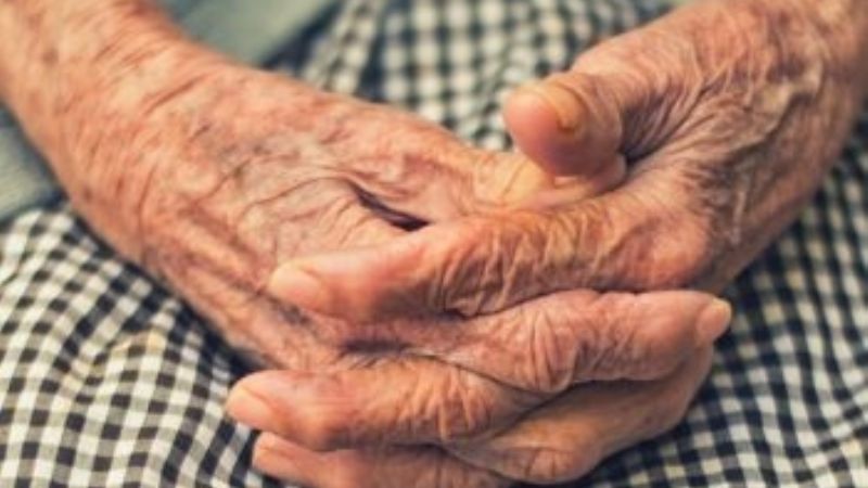 Joven se enojó con su abuela y la golpeó