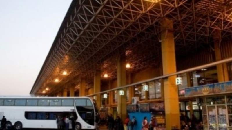 No se quiso identificar e insultó a policías en la Terminal