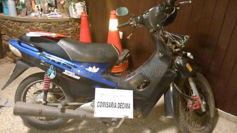Sorprenden a dos jóvenes desarmando una moto robada