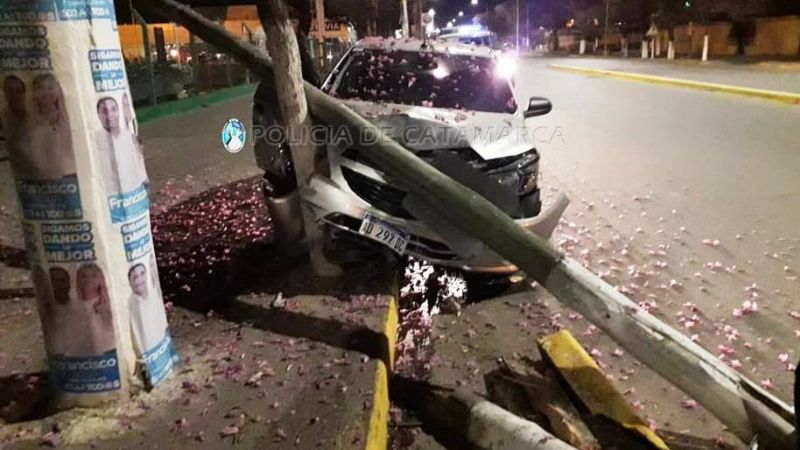 Chocó contra un poste en Av. Acosta Villafañe