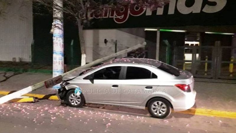Chocó contra un poste en Av. Acosta Villafañe