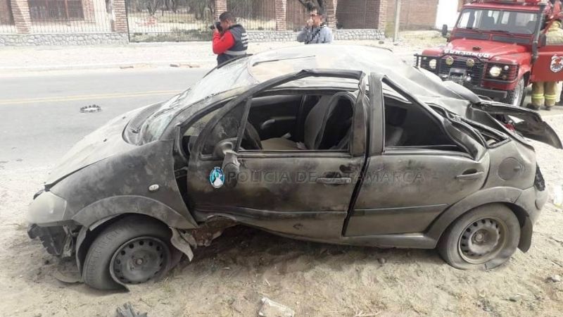 Volcó y chocó contra un árbol en la ruta 40