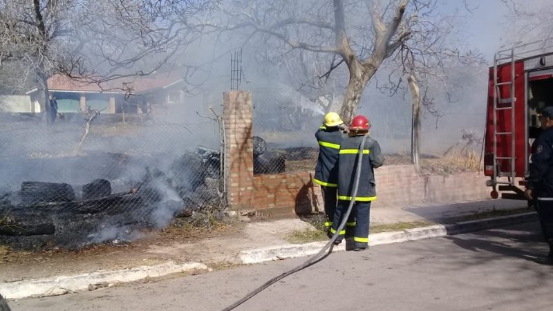Bomberos combatieron incendios en Pomán