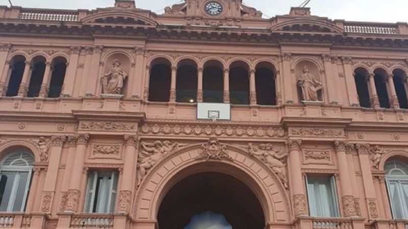 La Casa Rosada amaneció con un aro de básquet en su entrada
