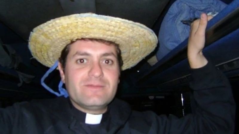 Un cura dejó los hábitos en plena misa por amor