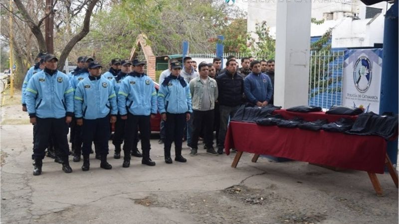 Entrega de chaquetillas al personal de la Policía