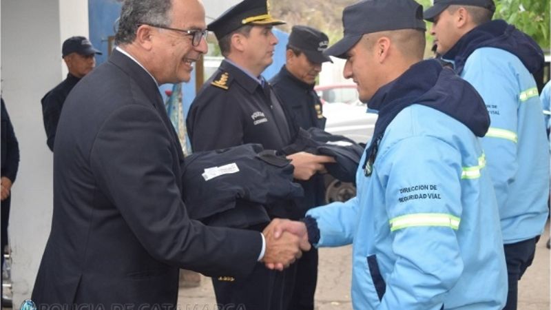 Entrega de chaquetillas al personal de la Policía