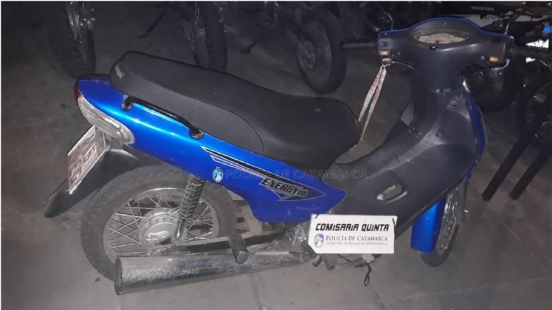 Sorprenden a dos sujetos empujando una moto