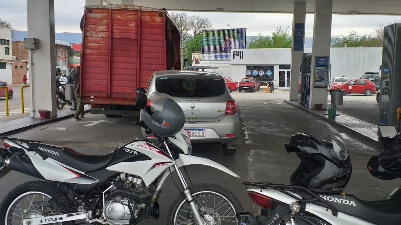 Esperaba cargar combustible y lo chocaron