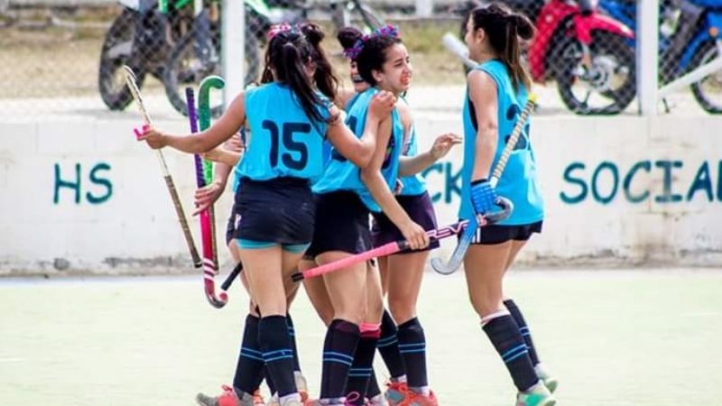 Akapana sigue imparable en las Damas del hockey