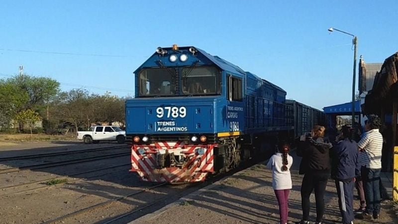 Tren con vehículos del Ejército pasó por Recreo