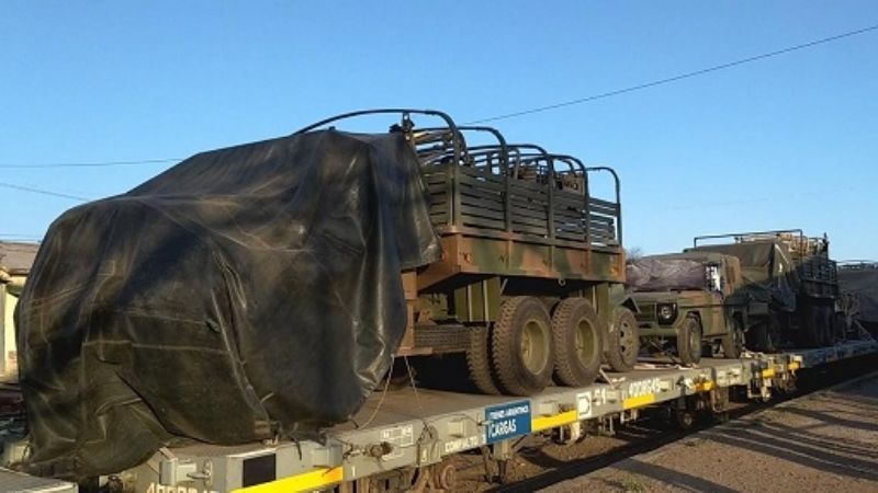 Tren con vehículos del Ejército pasó por Recreo