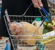 En abril más de la mitad de las familias no logró cubrir la canasta alimentaria