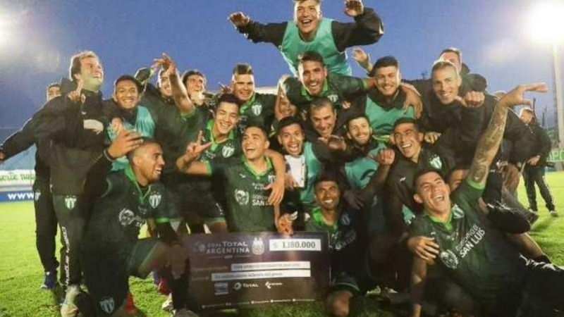 Estudiantes (SL) con Seco en cancha eliminó a Barracas