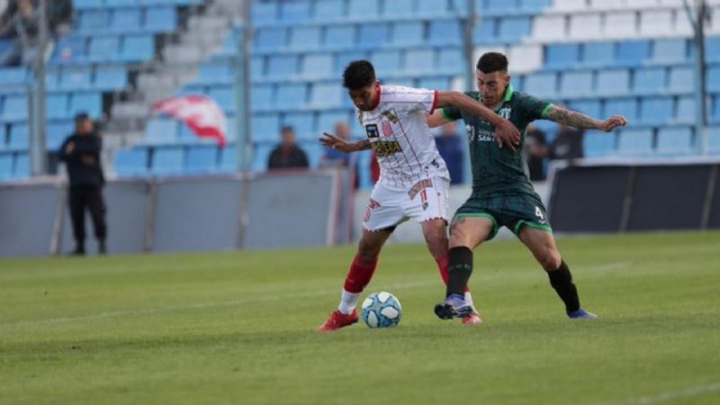 Estudiantes (SL) con Seco en cancha eliminó a Barracas