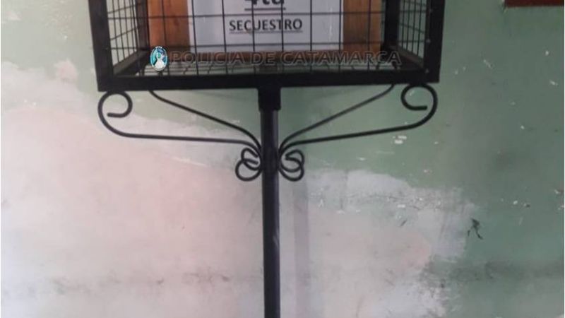 Atrapan a dos jóvenes por el robo de un canasto de hierro