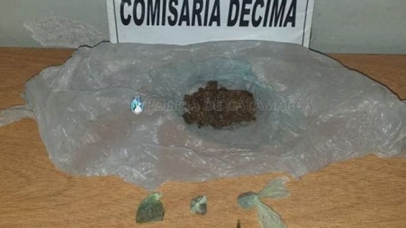 Los detienen con droga y casi $15.000
